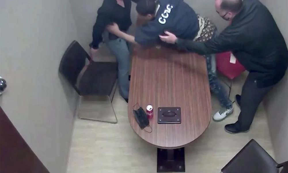 ΗΠΑ: Συνελήφθη για παιδοκτονία και πήγε να αρπάξει όπλο αστυνομικού - Βίντεο